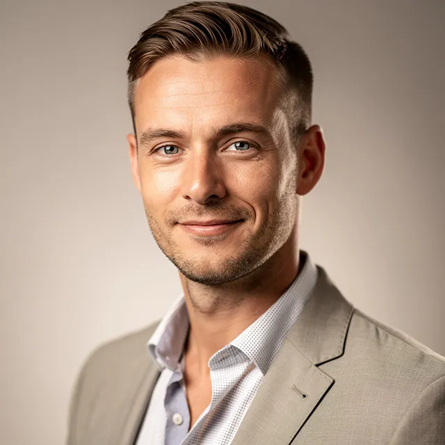 portrait de julien leroux souriant en tenue professionnelle