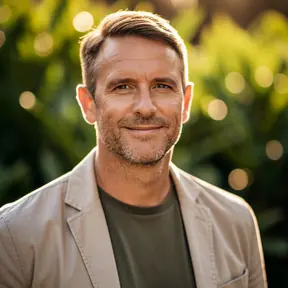 portrait professionnel homme 40 ans extérieur nature lumière naturelle expression confiante