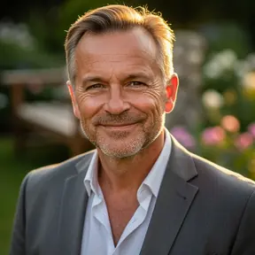 portrait professionnel homme 50 ans sourire subtil jardin paysager lumière chaude tenue décontractée chic